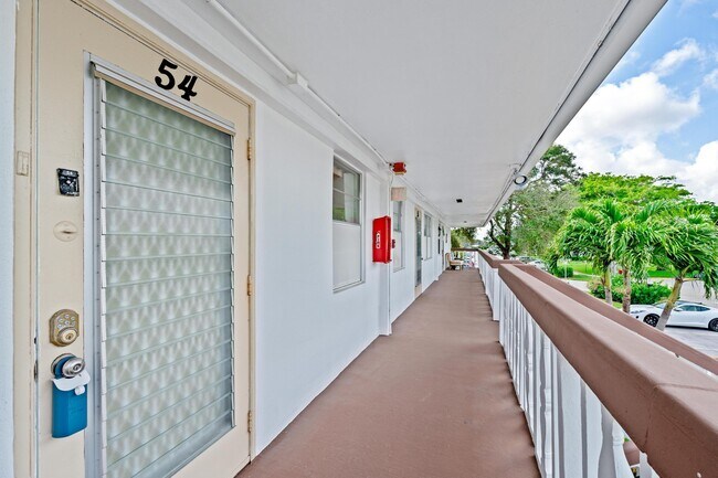 54 Newport Ct in Deerfield Beach, FL - Building Photo - Building Photo