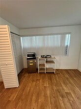 1115 NE 10th St in Hallandale Beach, FL - Foto de edificio - Building Photo