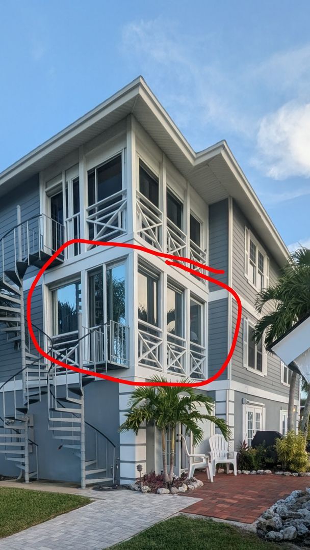 1546 Stickney Point Rd in Sarasota, FL - Foto de edificio - Building Photo