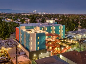 4008 W Martin Luther King Jr Blvd, Unit 301 in Los Angeles, CA - Foto de edificio - Building Photo
