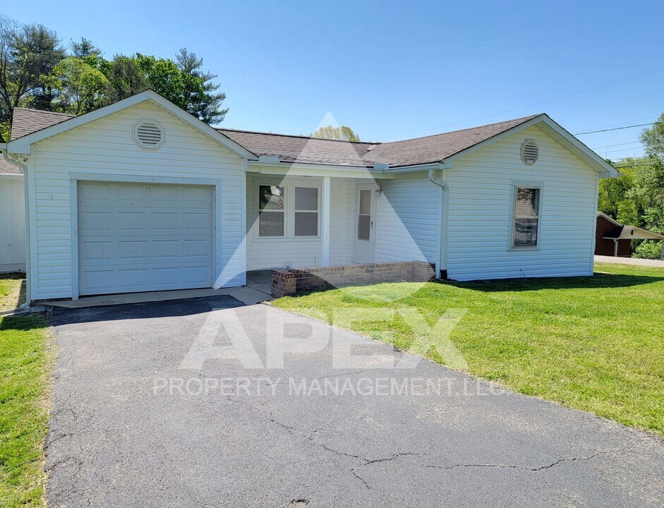5601 Lon Roberts Dr in Knoxville, TN - Building Photo