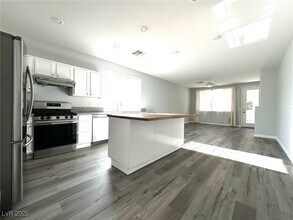 10668 Oak Apple Ave in Las Vegas, NV - Building Photo - Building Photo