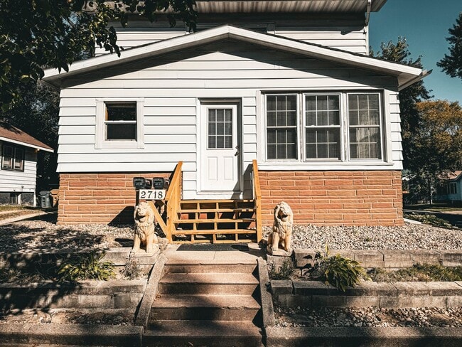 property at 2718 Commercial Ave