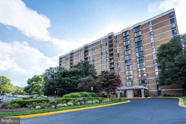 2300 Pimmit Dr in Falls Church, VA - Building Photo - Building Photo