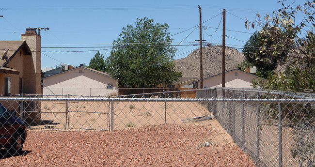 15757 Wanaque Rd in Apple Valley, CA - Foto de edificio - Building Photo