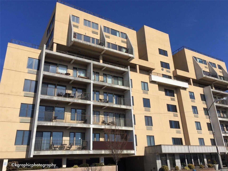 235 W Park Ave-Unit -202 in Long Beach, NY - Foto de edificio