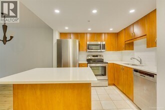 285 Newport Dr in Port Moody, BC - Building Photo - Building Photo