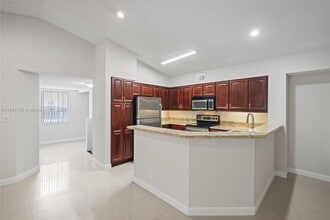 7640 Westwood Dr in Tamarac, FL - Building Photo - Building Photo