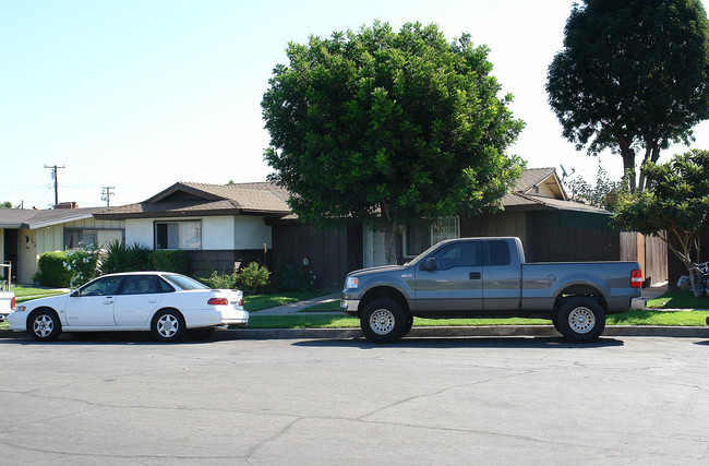 137-147 N Holly St in Orange, CA - Building Photo - Building Photo