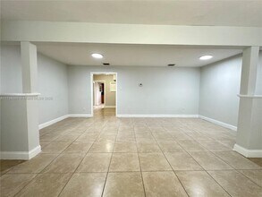 2811 NW 88th St in Miami, FL - Building Photo - Building Photo