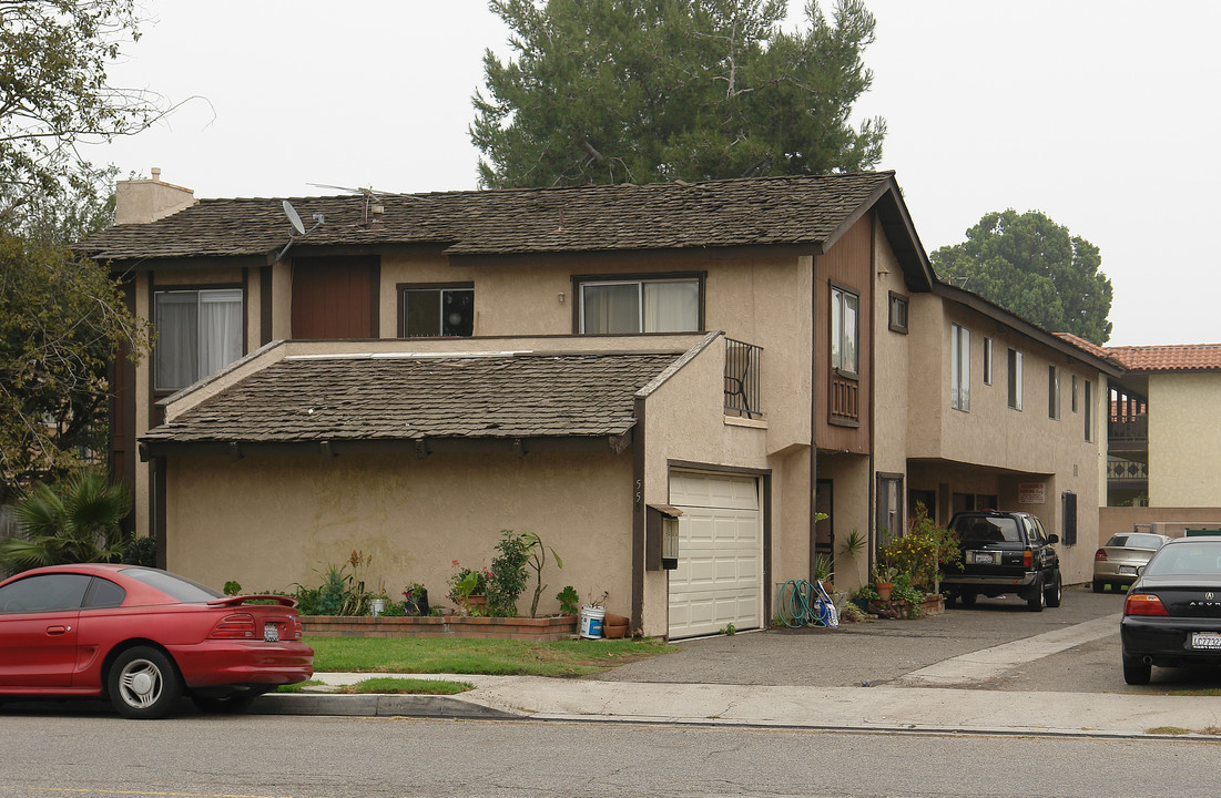 555 S Parker St in Orange, CA - Foto de edificio