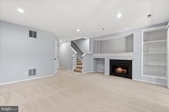 121 Martin Ln in Alexandria, VA - Foto de edificio - Building Photo