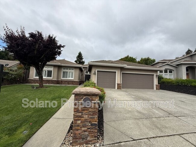 property at 2833 Prestwick Ct