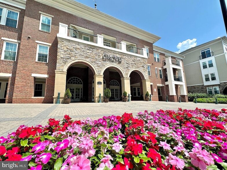 2465 Army Navy Dr, Unit 1310 in Arlington, VA - Building Photo