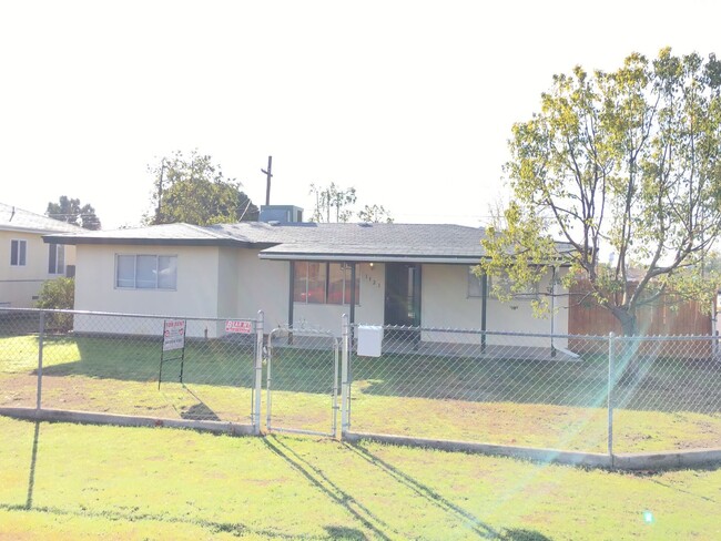 1121 Castaic Ave in Bakersfield, CA - Building Photo - Building Photo