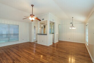 613 W Castle Harbour Dr in Friendswood, TX - Building Photo - Building Photo