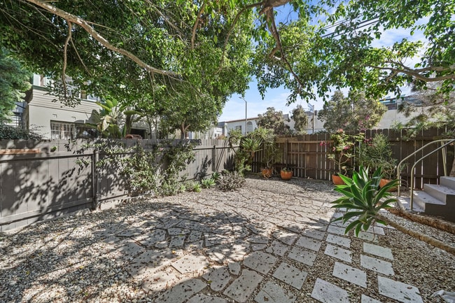 50 Wavecrest Ave, Unit 1 in Venice, CA - Foto de edificio - Building Photo