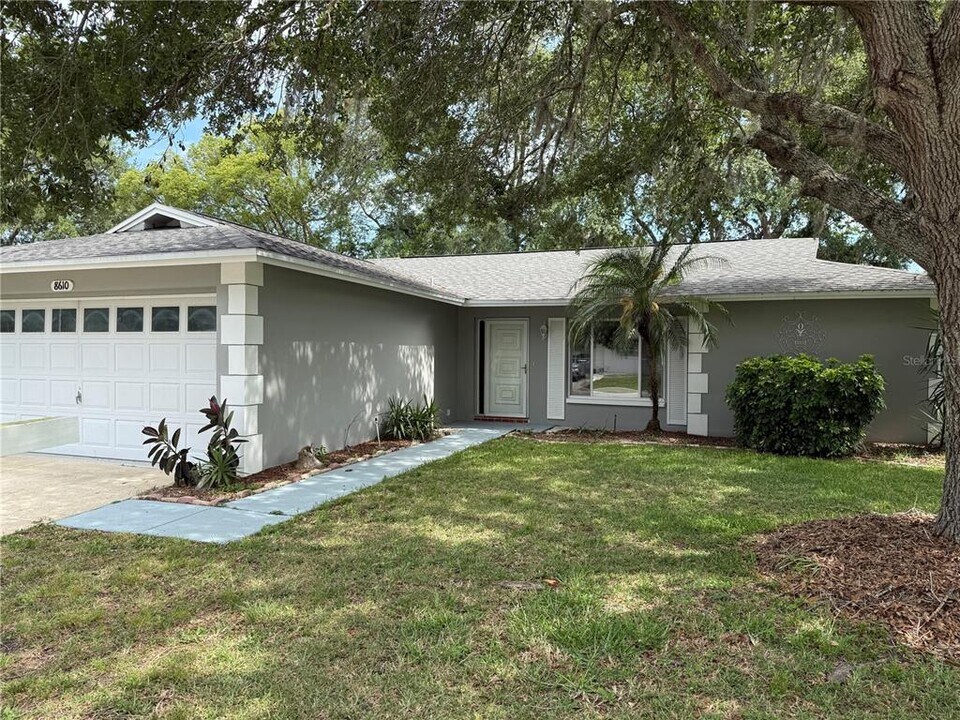 8610 Winding Wood Dr in Port Richey, FL - Building Photo