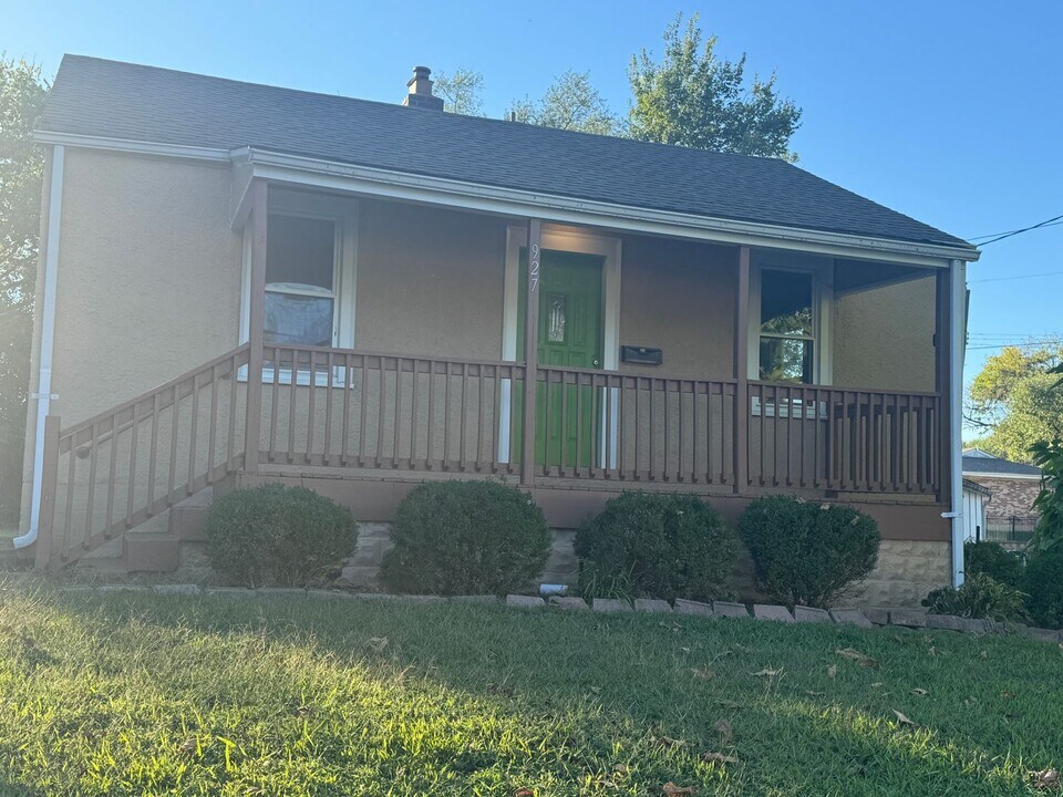 927 N Elm Ave in Webster Groves, MO - Building Photo