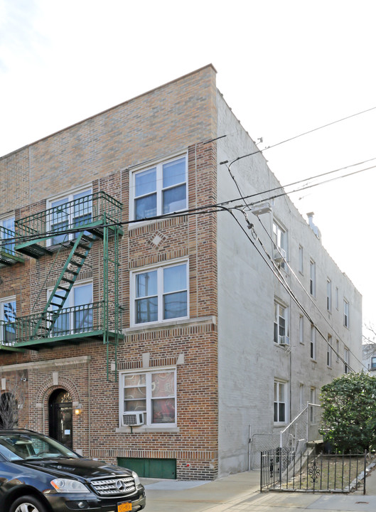 20-61 29th St in Astoria, NY - Building Photo