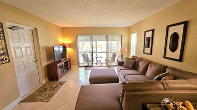 1005 Green Pine Blvd in West Palm Beach, FL - Building Photo - Building Photo