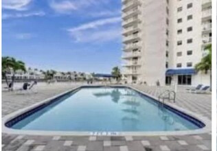 1600 S Ocean Dr in Hollywood, FL - Building Photo - Building Photo