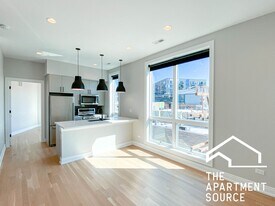 1050 W Cornelia Ave, Unit 402 in Chicago, IL - Building Photo