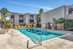 8020 E Thomas Rd in Scottsdale, AZ - Building Photo