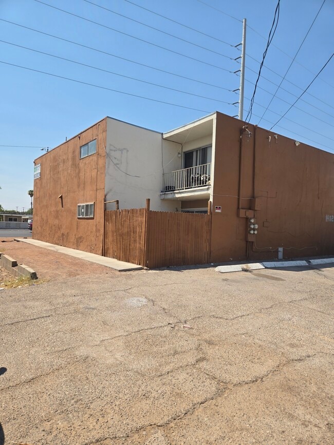 1402 E Desert Inn Rd, Unit 3 in Las Vegas, NV - Foto de edificio - Building Photo