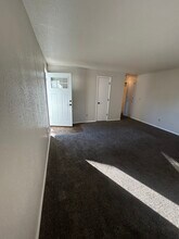 18000 Weaver Ct, Unit 2 Bed in Sandy, OR - Foto de edificio - Building Photo