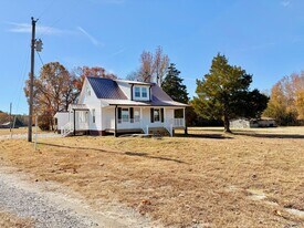 1124 Switchback Rd in Kenbridge, VA - Building Photo