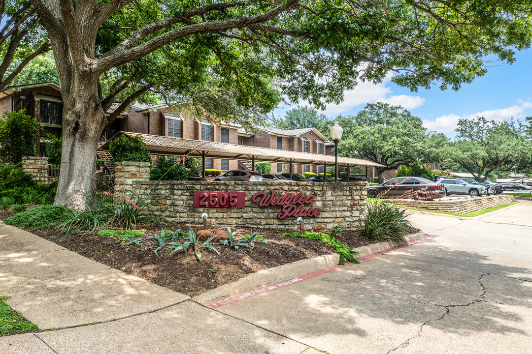 2505 Wedglea Dr in Dallas, TX - Foto de edificio