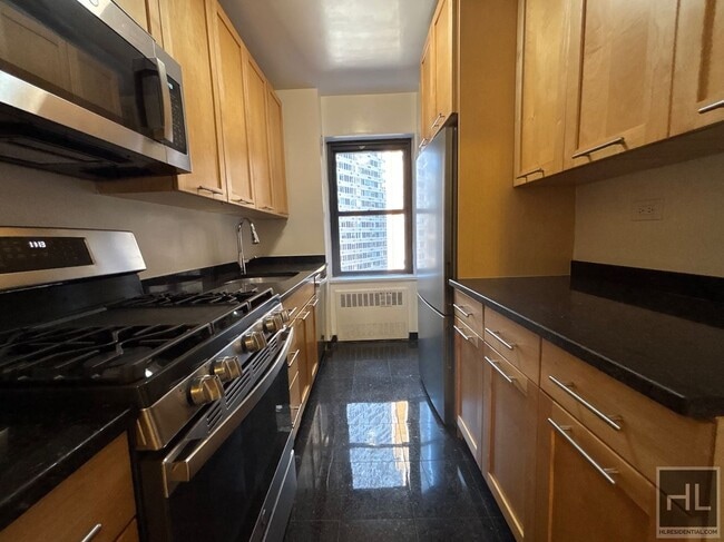 412 E 55th St in New York, NY - Building Photo - Building Photo