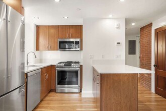 165 Winthrop Rd, Unit B in Brookline, MA - Building Photo - Building Photo