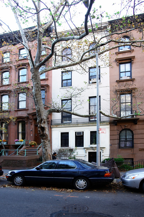 102 Pierrepont Street in Brooklyn, NY - Building Photo