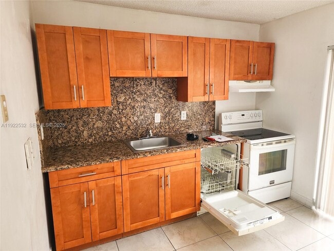 562 NW 82nd Pl in Miami, FL - Building Photo - Building Photo