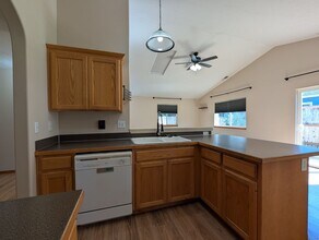 549 Nicholas Dr in Springfield, OR - Building Photo - Building Photo