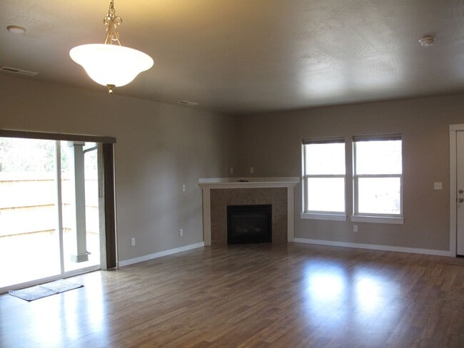 860 N Hindeman St in Sisters, OR - Building Photo - Building Photo
