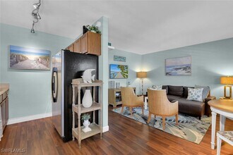 546 4th Ave S in Naples, FL - Foto de edificio - Building Photo