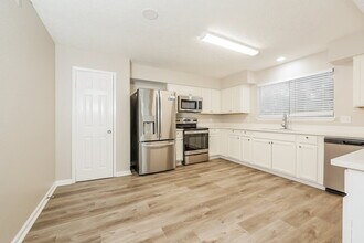 4911 Larksong Ln in Spring, TX - Foto de edificio - Building Photo