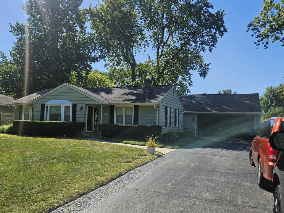 10389 W Crissy Ave in Beach Park, IL - Building Photo