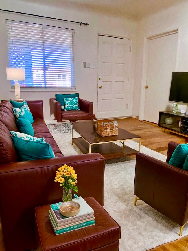 property at 502 Los Arboles Ave NW