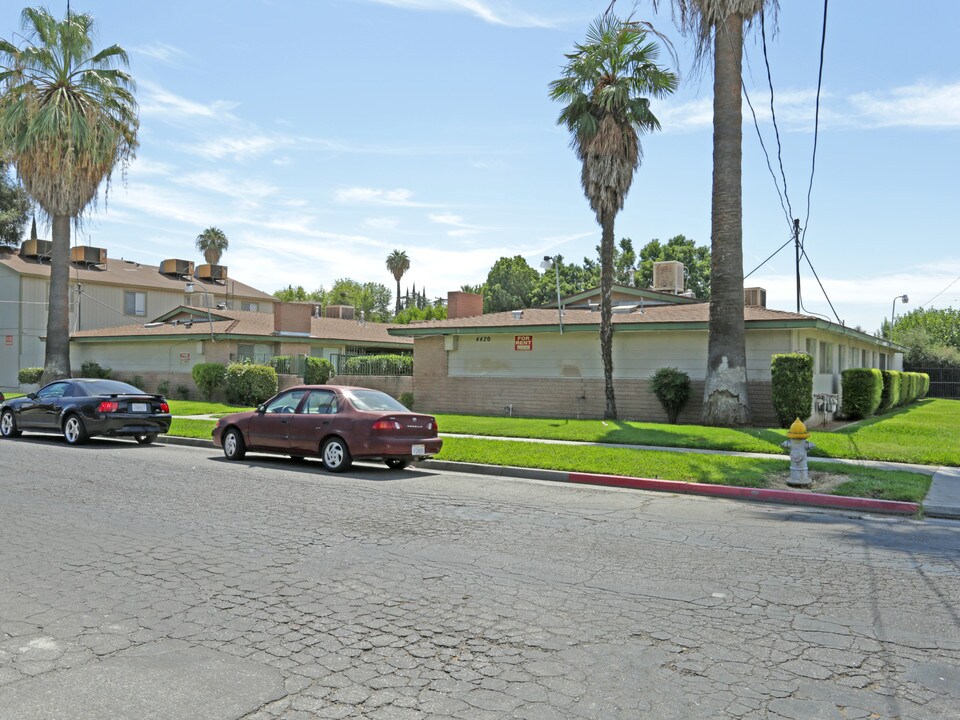 4420 E Sierra Madre Ave in Fresno, CA - Foto de edificio