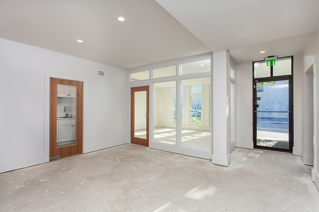 241-243 E Bay St in Charleston, SC - Building Photo - Interior Photo