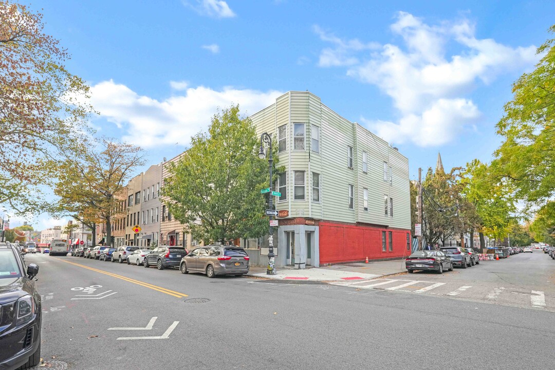 221 Nassau Ave in Brooklyn, NY - Building Photo