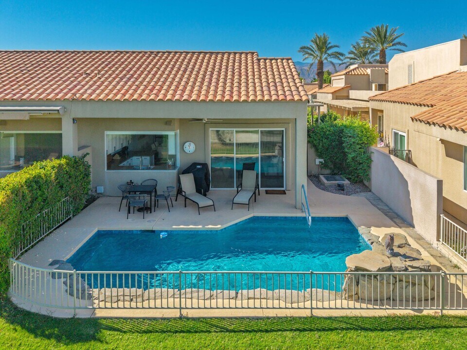 38 Pine Valley Dr in Rancho Mirage, CA - Building Photo