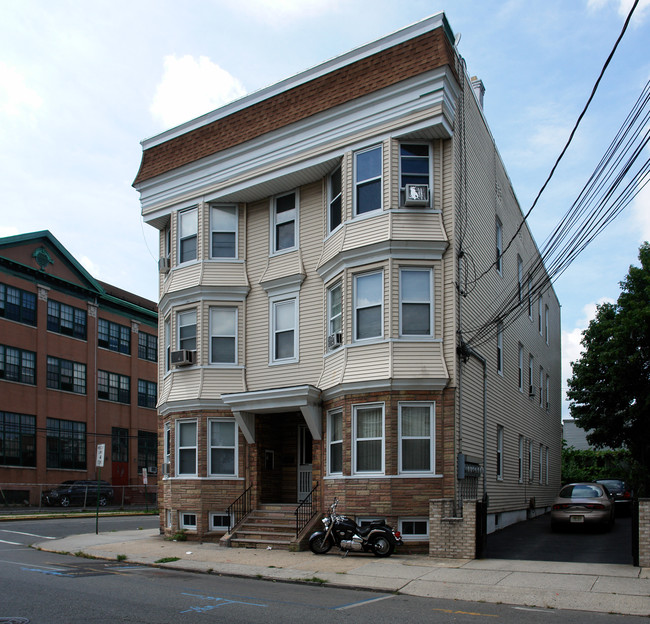 121 Devon St in Kearny, NJ - Building Photo - Building Photo