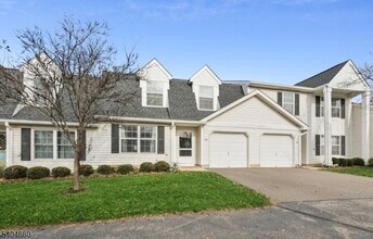 360 Cotswold Pl in Franklin Township, NJ - Foto de edificio - Building Photo