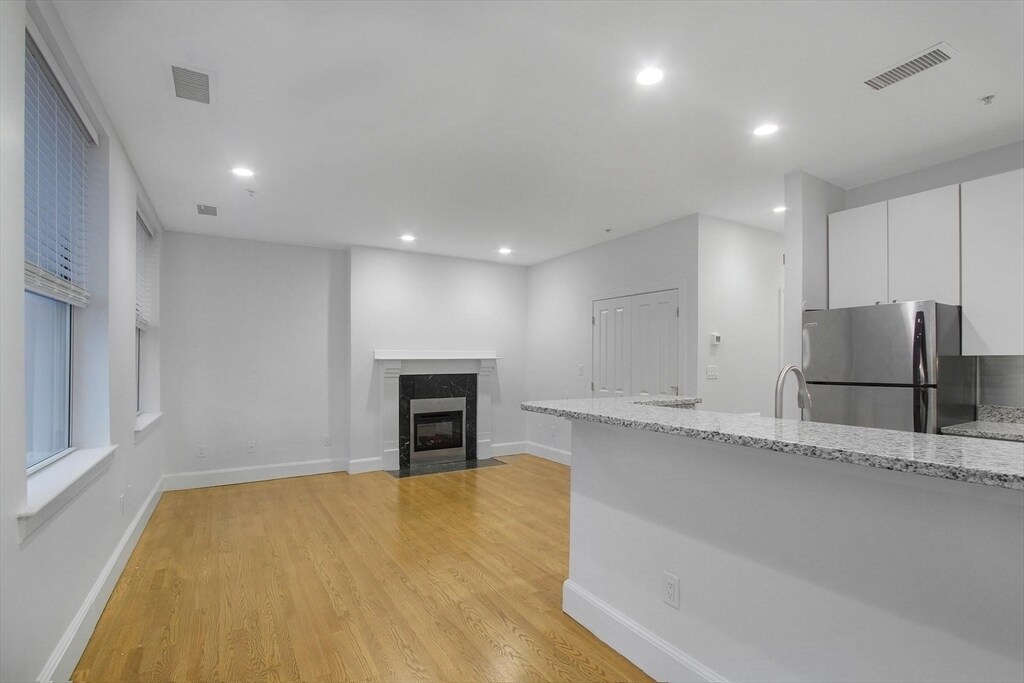 140 Boylston St, Unit 10 in Boston, MA - Building Photo
