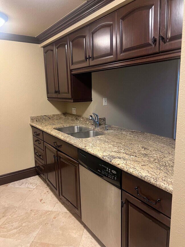 205 E Harmon Ave, Unit 110 in Las Vegas, NV - Building Photo - Building Photo